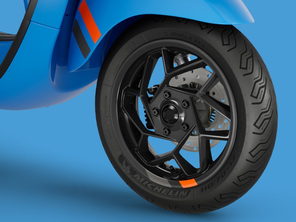 Vespa_Facelift_SPRINT-125-S_BLU-ECLETTICO_Wall-Image_1920x1440_CloseUp_Ruota-ant_1