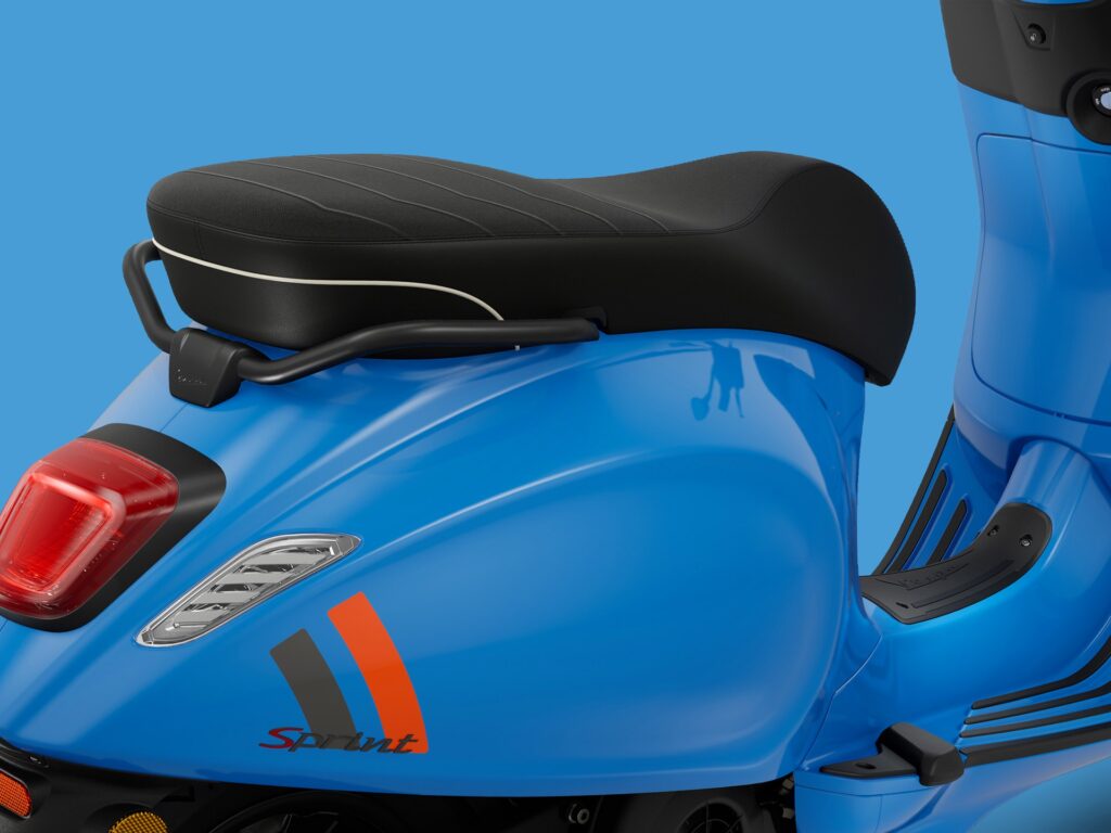 Vespa_Facelift_SPRINT-50-S_BLU-ECLETTICO_Wall-Image_1920x1440_CloseUp_Sella_2